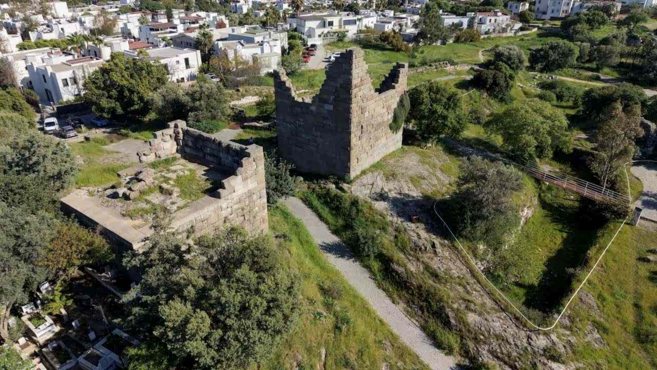 HALİKARNASSOS SURLARI VE MYNDOS KAPISI’NDA TEMİZLİK ÇALIŞMALARI TAMAMLANDI